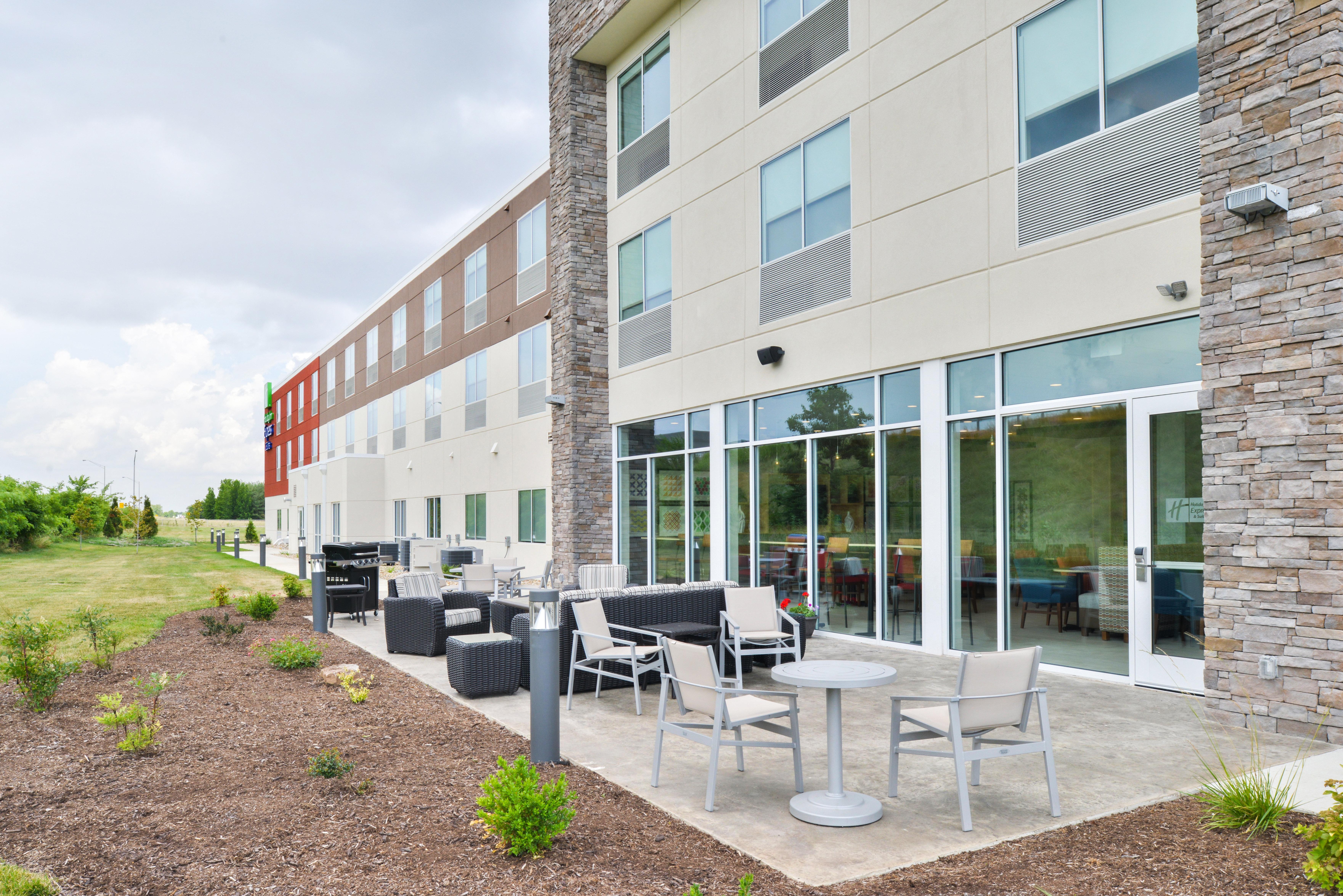 Holiday Inn Express & Suites Salem, An Ihg Hotel Exterior photo