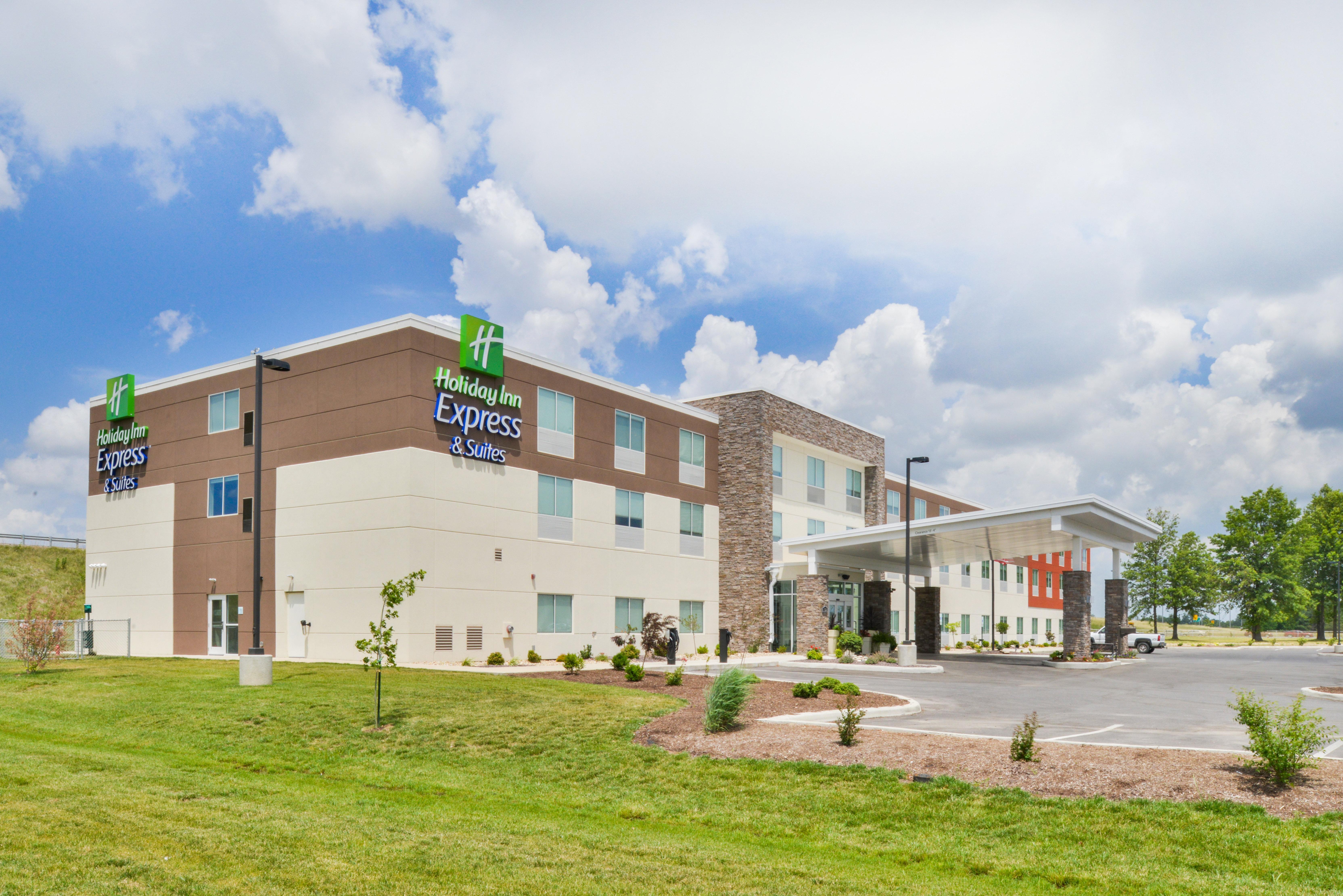 Holiday Inn Express & Suites Salem, An Ihg Hotel Exterior photo